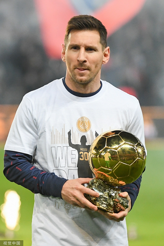 辛辛那提中场吉迪赛后与梅西交换球衣，双方握手并拥抱（赛后辛辛那提中场吉迪与梅西互换球衣，握手相拥致意）