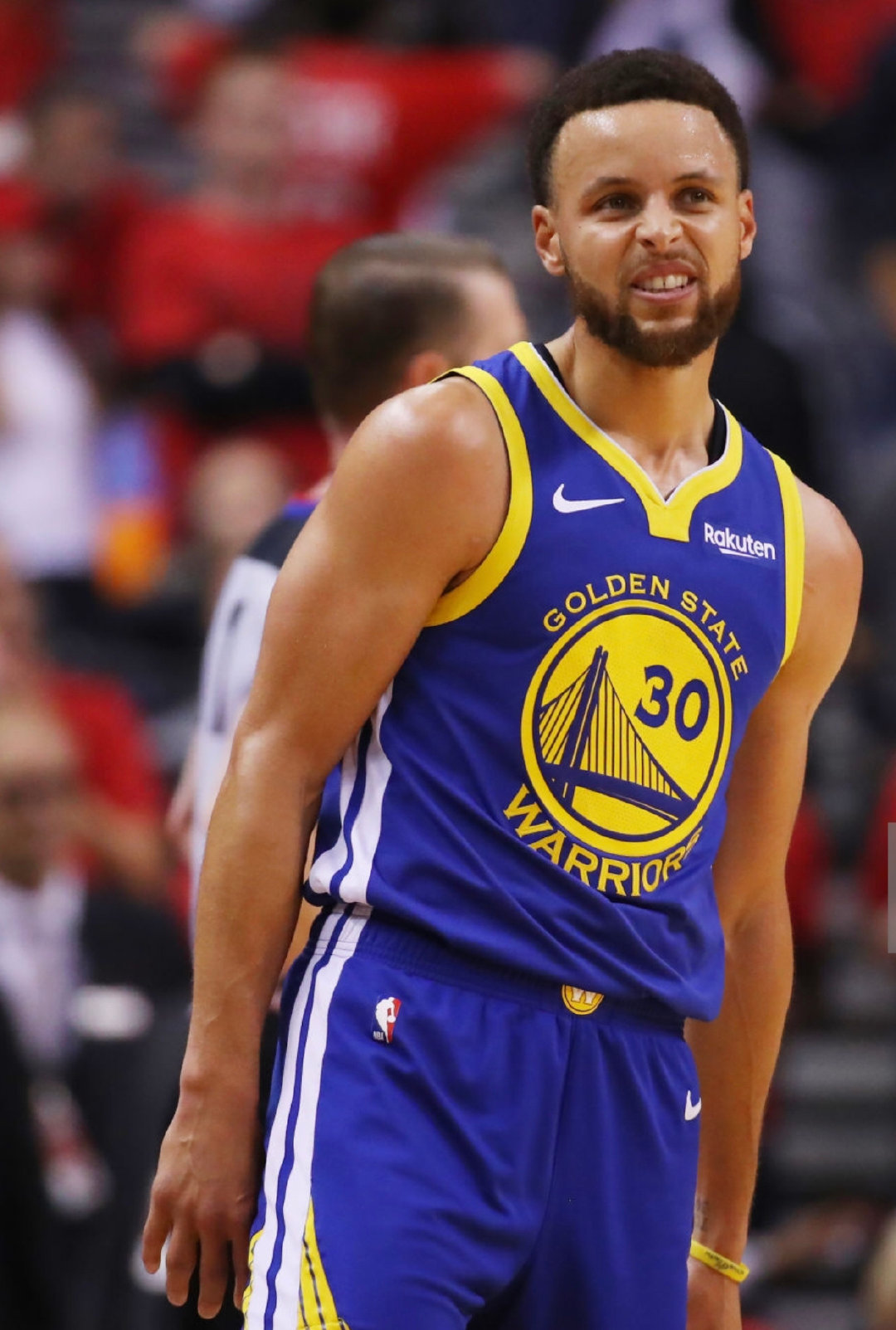 欧文突破防守造成杀伤球成功（欧文强突防线造犯规得手）