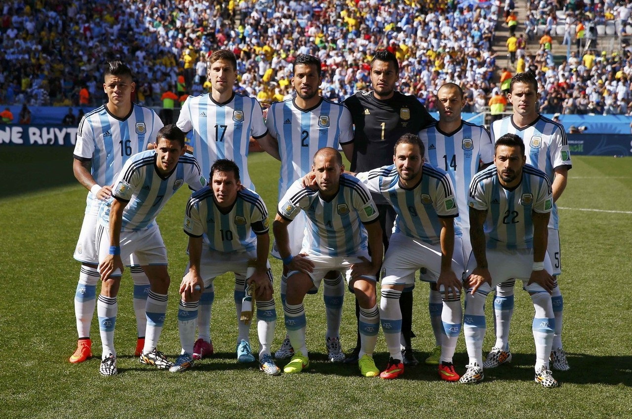 比朔夫：祝贺卡尔完成德青队首秀，他每次拿球观众都惊叹不已（比朔夫：恭喜卡尔完成德国青年队处子秀，每次触球都令全场惊叹）